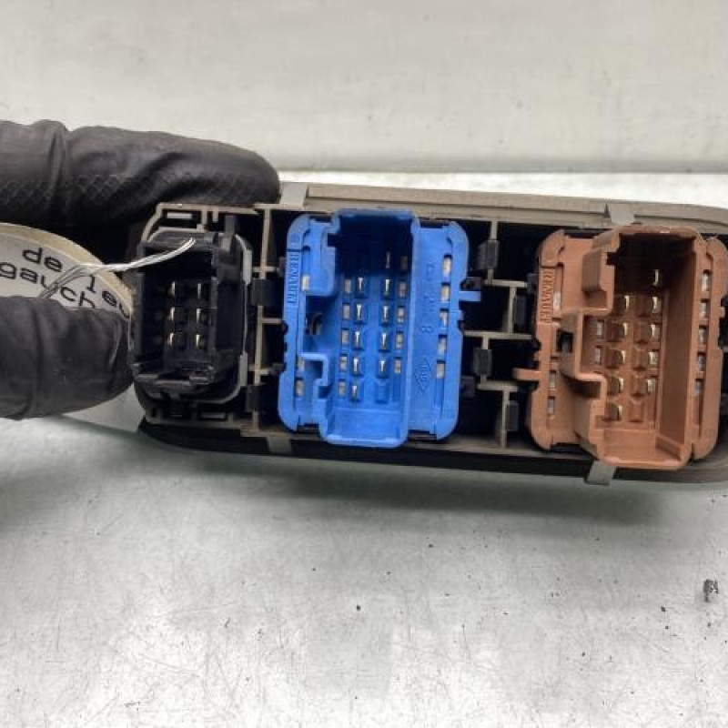 Interrupteur de leve vitre avant gauche RENAULT CLIO 3 Photo n°4