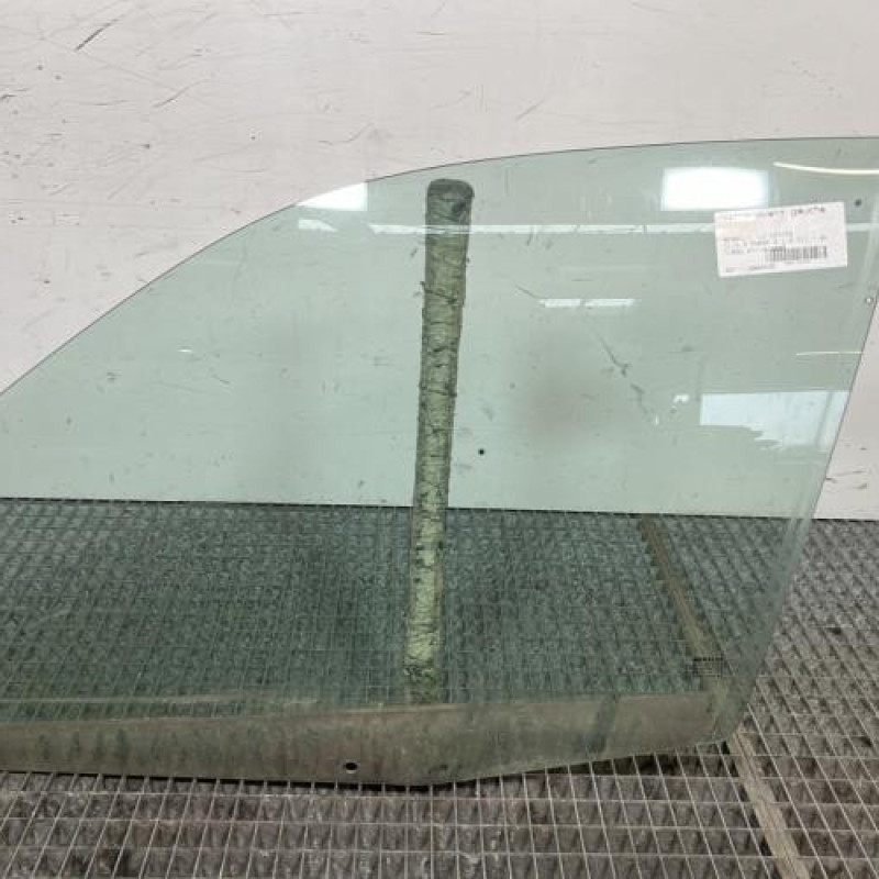 Vitre avant gauche RENAULT CLIO 2 Photo n°1