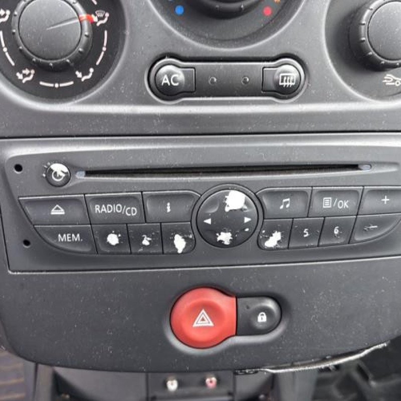 Attache ceinture avant droit RENAULT CLIO 3 Photo n°20