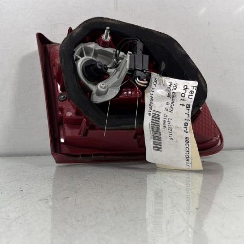 Feu arriere secondaire droit (feux) VOLKSWAGEN PASSAT 6 Photo n°2