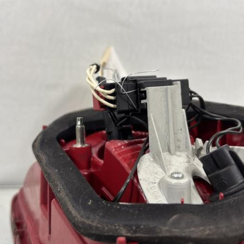 Feu arriere secondaire gauche (feux) VOLKSWAGEN PASSAT 6 Photo n°3