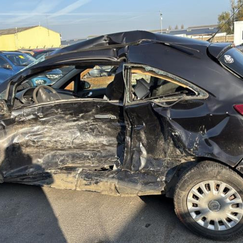 Feu arriere stop central OPEL CORSA D Photo n°14