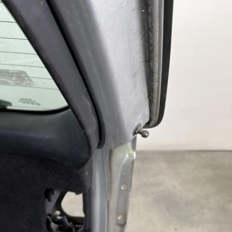 Malle/Hayon arriere TOYOTA AVENSIS 3 Photo n°8