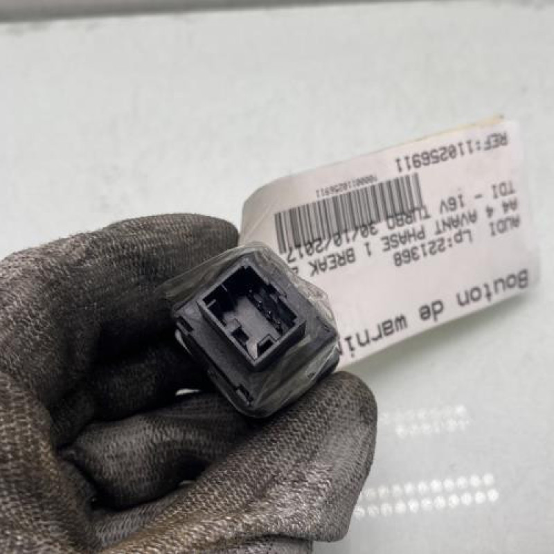 Bouton de warning AUDI A4 4 Photo n°3