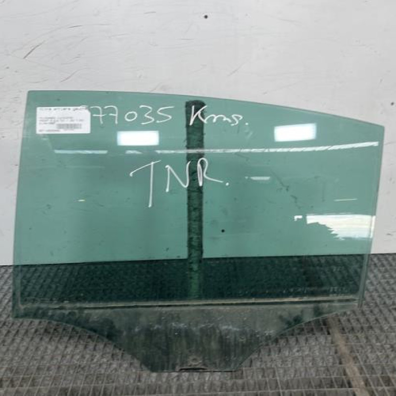 Vitre arriere gauche VOLKSWAGEN PASSAT 5 Photo n°1