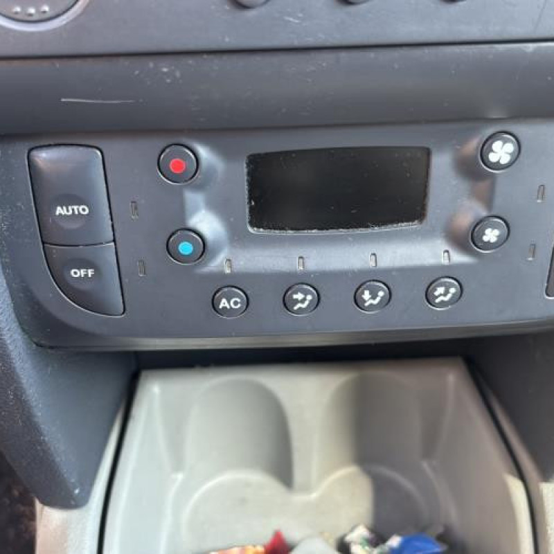 Bouton de coffre RENAULT CLIO 2 Photo n°17