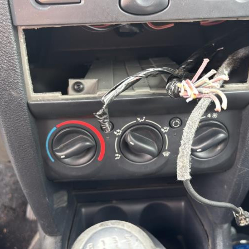 Bouton de coffre RENAULT CLIO 2 Photo n°20