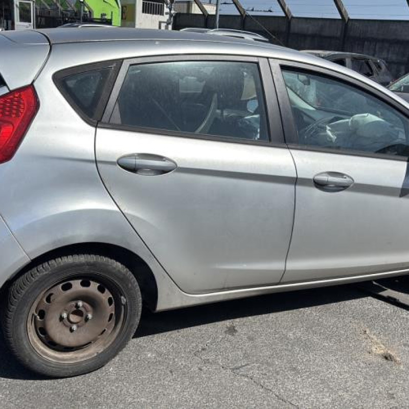 Pare choc arriere FORD FIESTA 6 Photo n°13