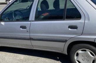 Pare choc arriere PEUGEOT 106
