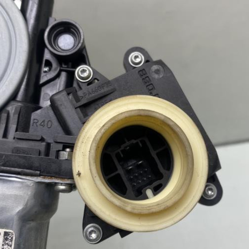 Leve vitre electrique arriere gauche TOYOTA AVENSIS 3 Photo n°4