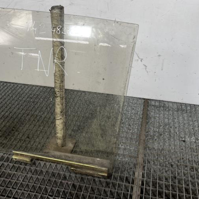 Vitre arriere gauche PEUGEOT 205 Photo n°3