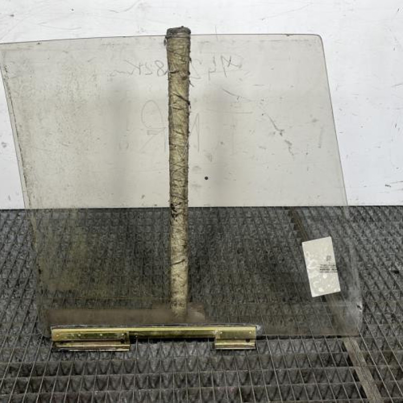 Vitre arriere gauche PEUGEOT 205 Photo n°4