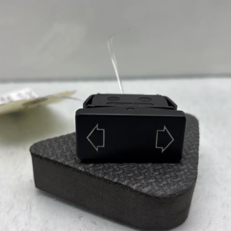 Interrupteur de leve vitre avant droit PEUGEOT 405 Photo n°1