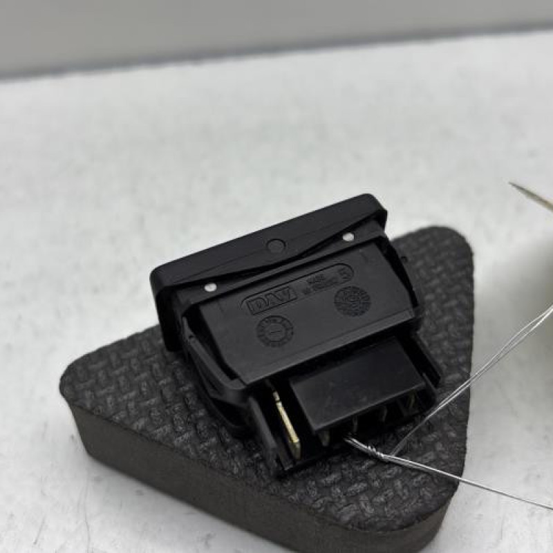 Interrupteur de leve vitre avant droit PEUGEOT 405 Photo n°3