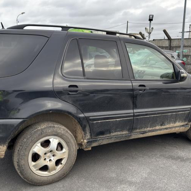 Verin de coffre MERCEDES CLASSE M 163 Photo n°9