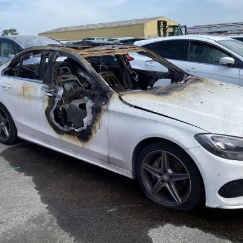 Pare boue arriere droit MERCEDES CLASSE C 205 Photo n°7