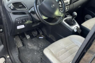 Pare boue arriere droit RENAULT SCENIC 3