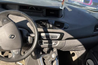 Pare boue arriere droit RENAULT SCENIC 3