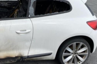 Pare boue arriere gauche VOLKSWAGEN SCIROCCO 3