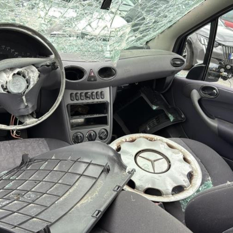 Pare boue avant gauche MERCEDES CLASSE A 168 Photo n°11