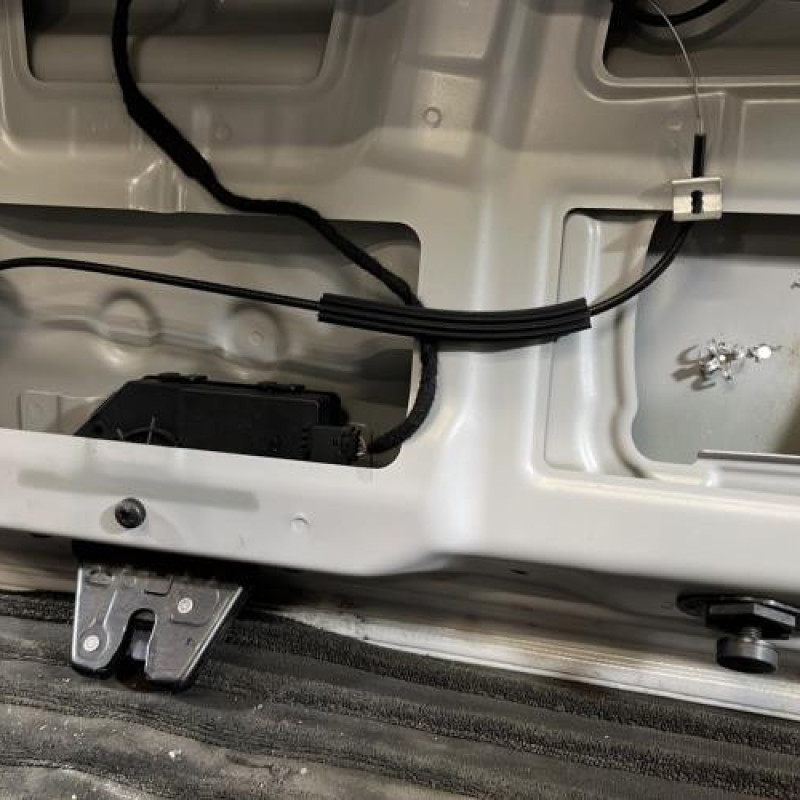 Malle/Hayon arriere BMW SERIE 1 E88 Photo n°10