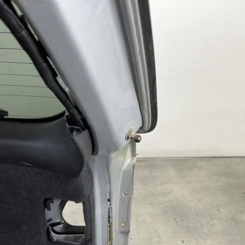 Malle/Hayon arriere TOYOTA AVENSIS 3 Photo n°10