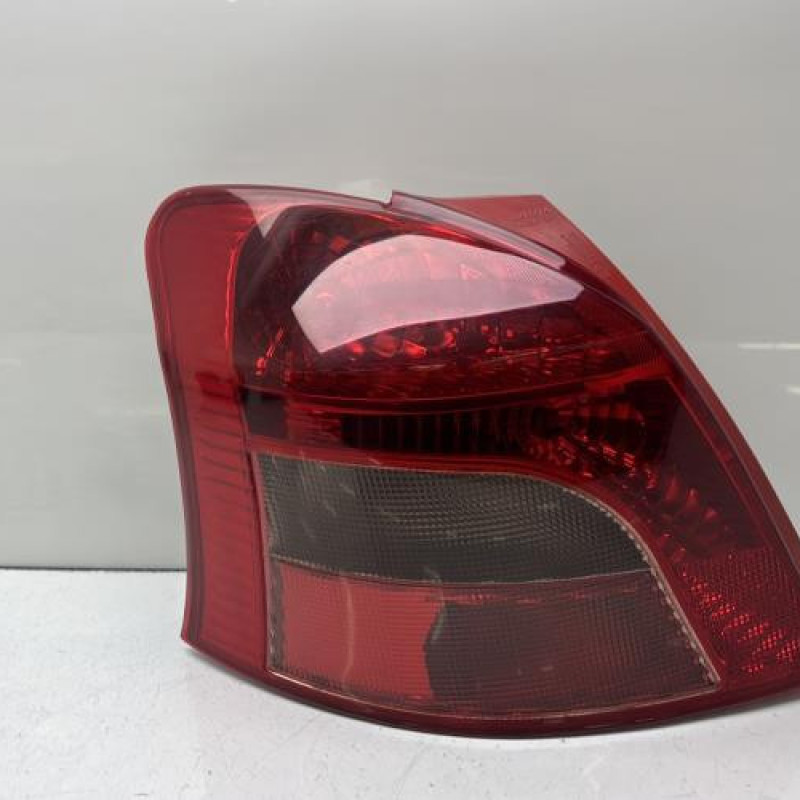 Feu arriere principal gauche (feux) TOYOTA YARIS 2 Photo n°1