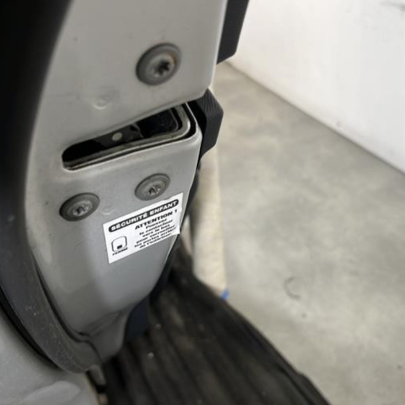 Porte arriere gauche TOYOTA AVENSIS 3 Photo n°4