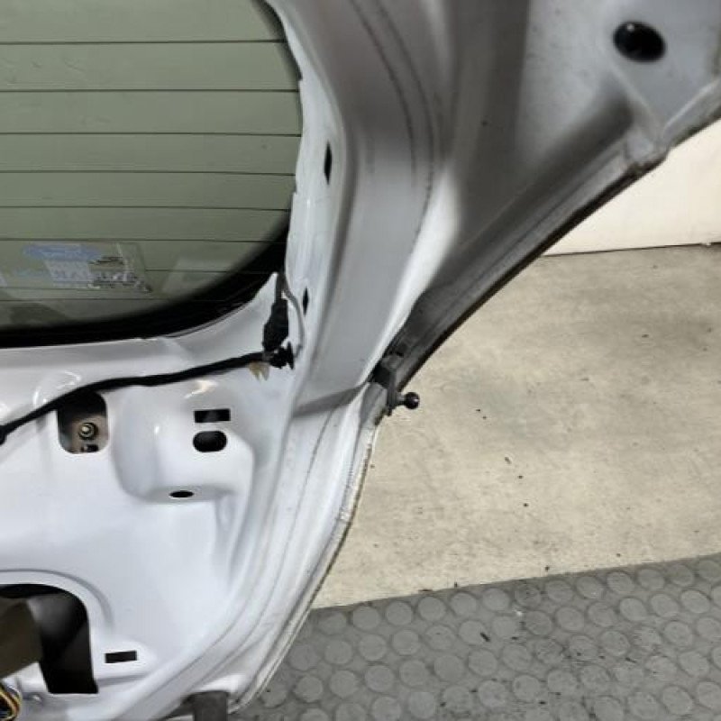 Malle/Hayon arriere FORD FIESTA 6 Photo n°8