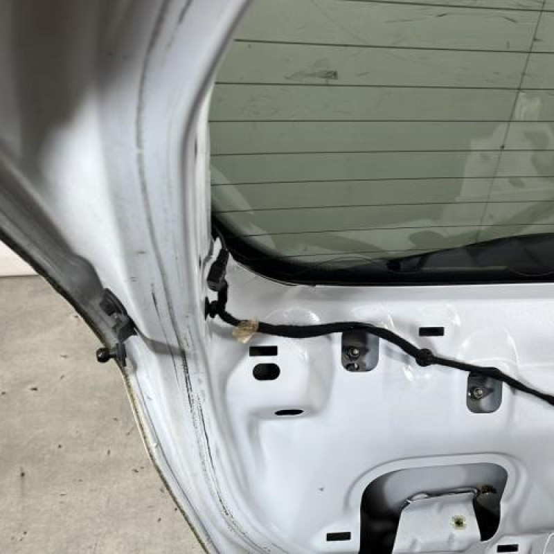 Malle/Hayon arriere FORD FIESTA 6 Photo n°9