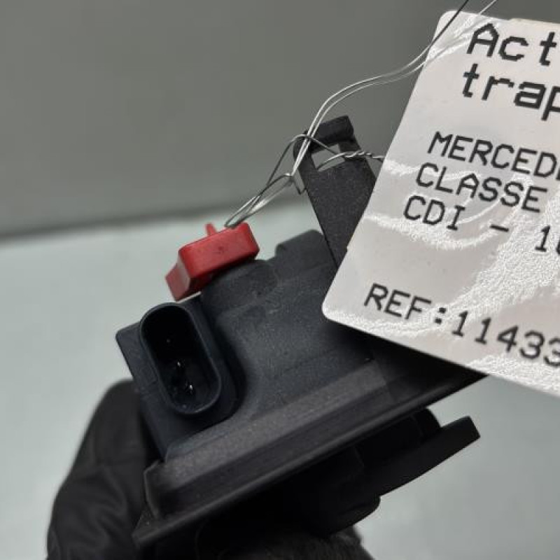 Actionneur verrou trappe d'essence MERCEDES CLASSE A 176 Photo n°3