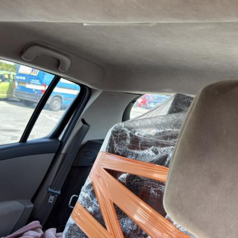 Attache ceinture arriere droit RENAULT CLIO 3 Photo n°13