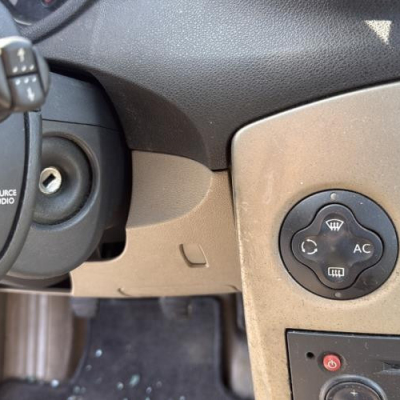 Attache ceinture arriere droit RENAULT CLIO 3 Photo n°18