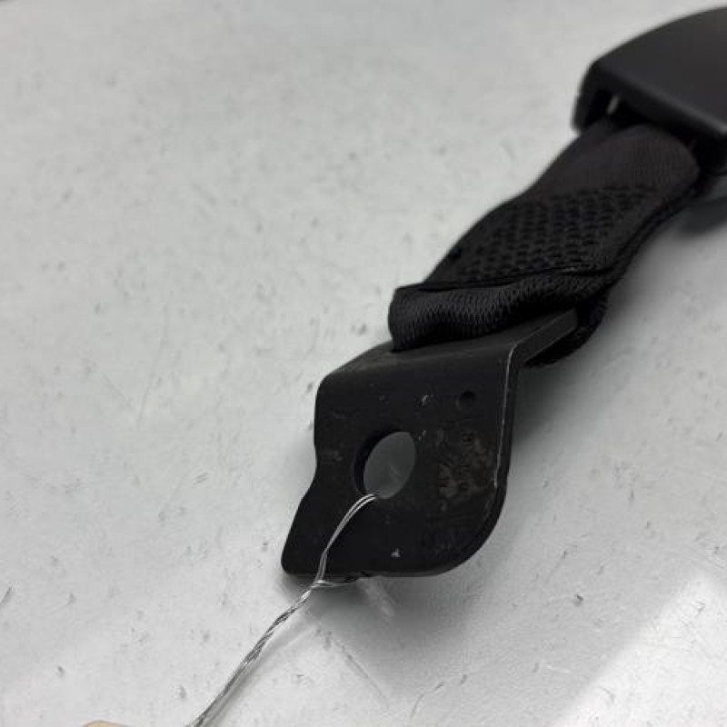 Attache ceinture arriere droit BMW SERIE 1 E88 Photo n°2