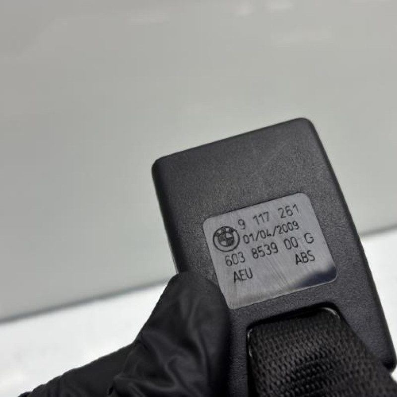 Attache ceinture arriere droit BMW SERIE 1 E88 Photo n°4