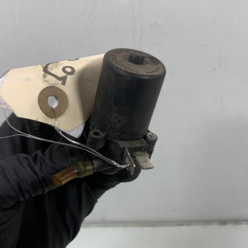 Pompe lave glace avant PEUGEOT 205 Photo n°2