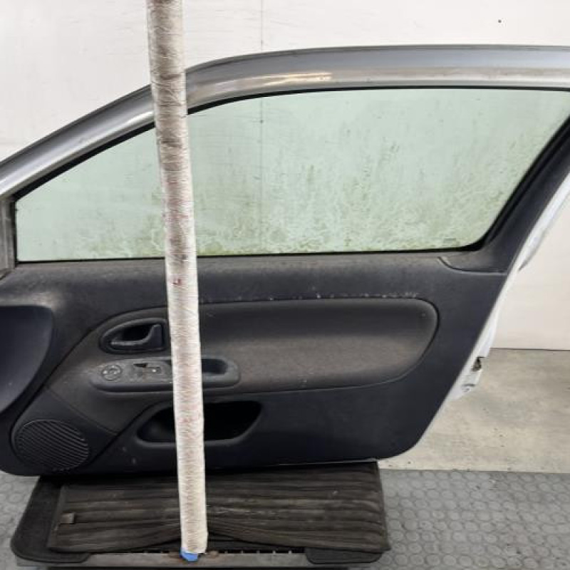 Porte avant droit RENAULT CLIO 2 Photo n°7