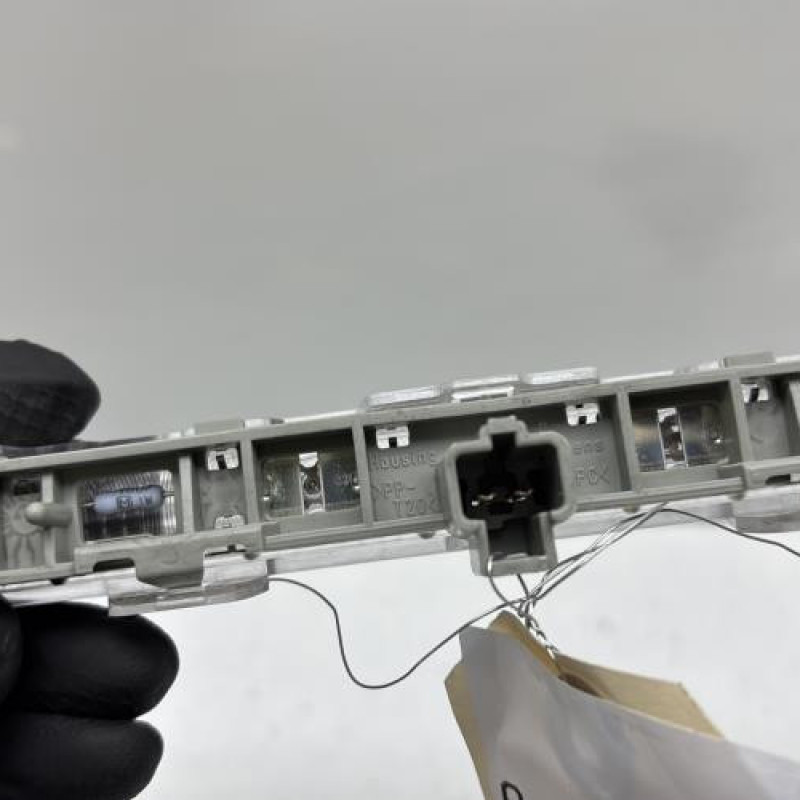 Feu arriere stop central TOYOTA YARIS 2 Photo n°3