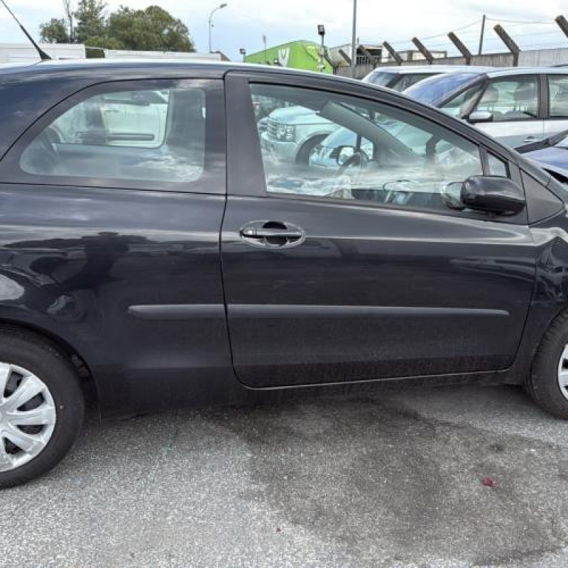 Feu arriere stop central TOYOTA YARIS 2 Photo n°20