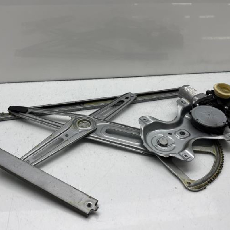 Leve vitre electrique avant gauche TOYOTA YARIS 2 Photo n°1