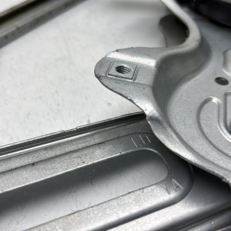 Leve vitre electrique avant gauche TOYOTA YARIS 2 Photo n°4