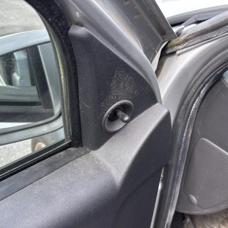 Attache ceinture avant droit DACIA SANDERO 1 Photo n°14