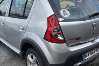 Attache ceinture avant gauche DACIA SANDERO 1