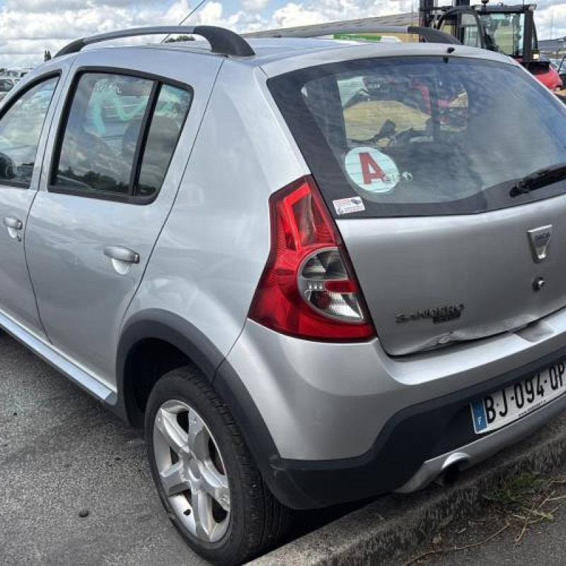 Attache ceinture avant gauche DACIA SANDERO 1 Photo n°8