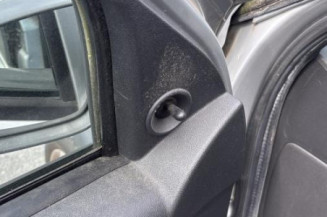 Attache ceinture avant gauche DACIA SANDERO 1