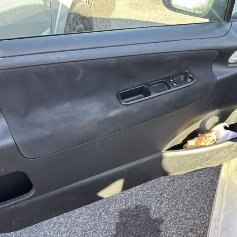 Attache ceinture avant gauche PEUGEOT 207 Photo n°12