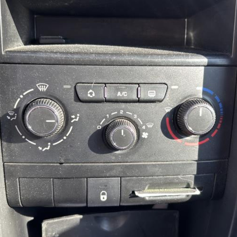 Attache ceinture avant gauche PEUGEOT 207 Photo n°18