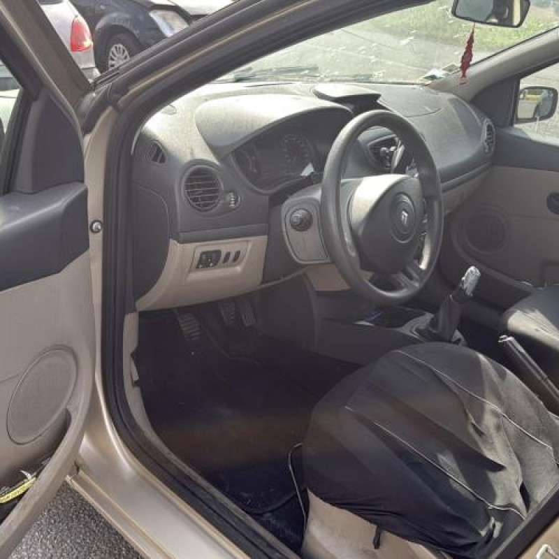 Feu arriere stop central RENAULT CLIO 3 Photo n°12