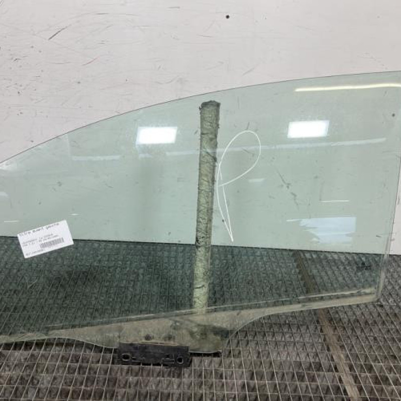 Vitre avant gauche VOLKSWAGEN FOX Photo n°1