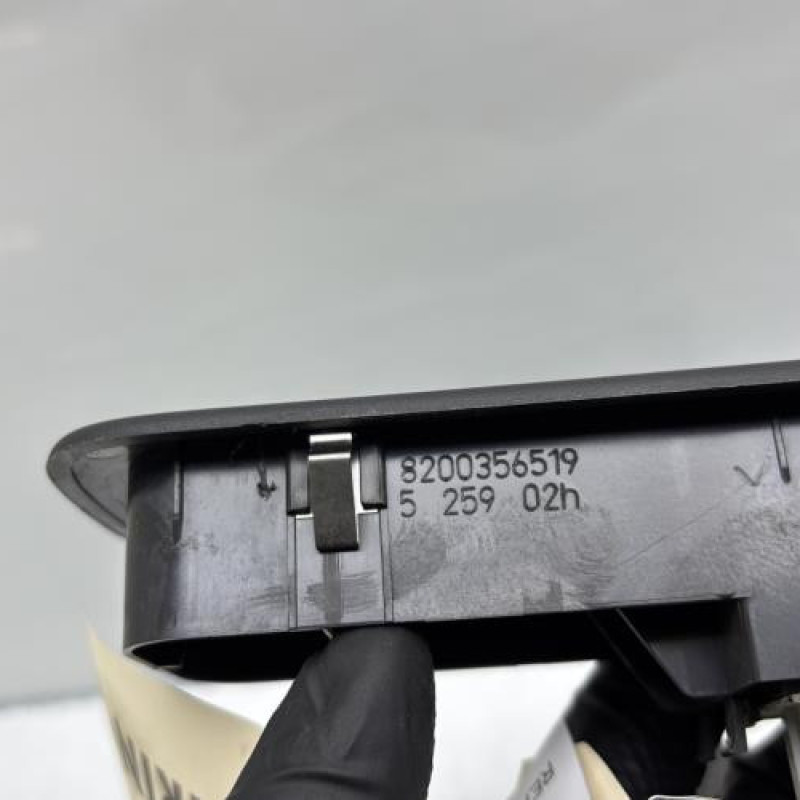 Interrupteur de leve vitre avant gauche RENAULT CLIO 3 Photo n°6